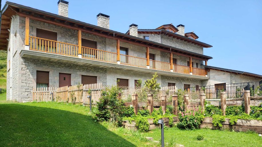 Fachada Hotel Las Moradas de Babia